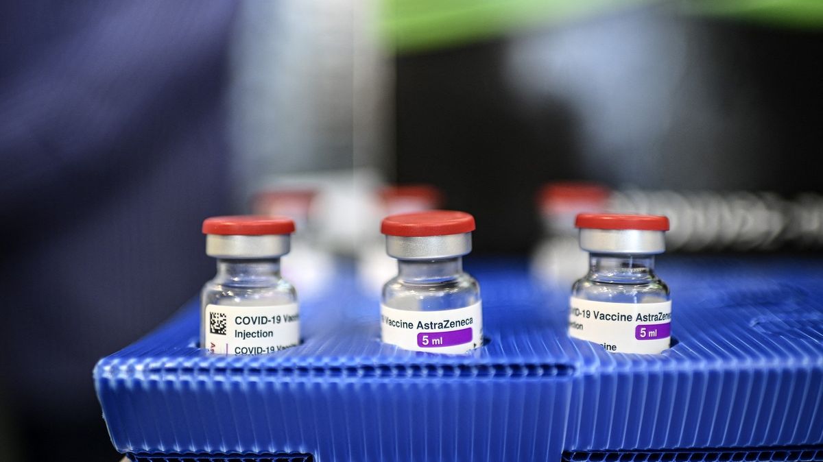 Rakousko preventivně pozastavilo očkování šarží AstraZenecy. Vyšetřuje úmrtí